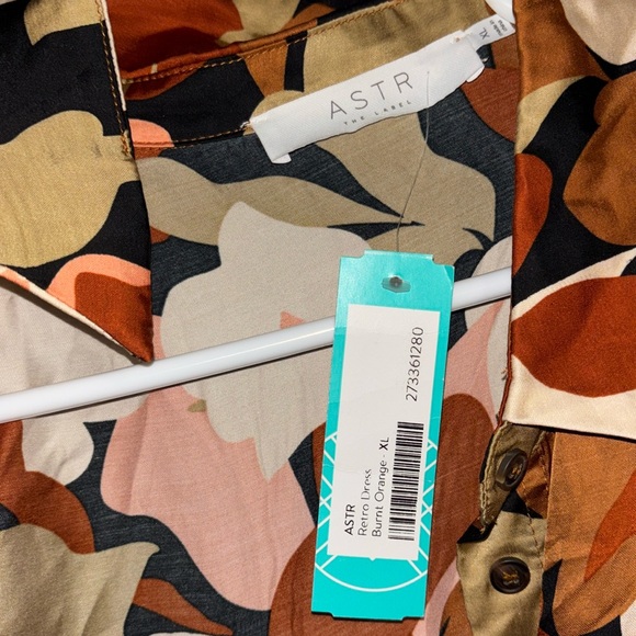 🆕(NWT) ASTR the Label Long-Sleeved Satin Floral Shirt Dress. XL - Picture 8 of 8